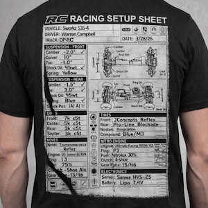Może przedstawiać: Czarny t-shirt z szczegółową grafiką arkusza konfiguracji wyścigów RC. Arkusz zawiera specyfikacje techniczne pojazdu, szczegóły zawieszenia, informacje o oponach i specyfikacje silnika. Świetny prezent dla entuzjastów samochodów RC.