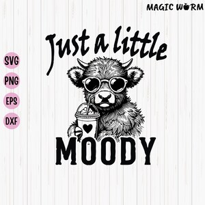 Puede incluir: Ilustración en blanco y negro de una vaca con gafas de sol y sosteniendo una taza de café helado. El texto "Just a little moody" está por encima de la vaca.