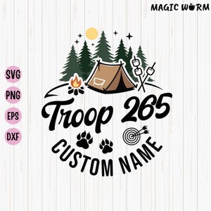 Puede incluir: Gráfico con temática de camping con una tienda de campaña marrón, una fogata y malvaviscos en palitos. El texto dice "Troop 265" y "Nombre personalizado" con huellas de patas y un objetivo con flechas. El diseño incluye pinos y un sol.