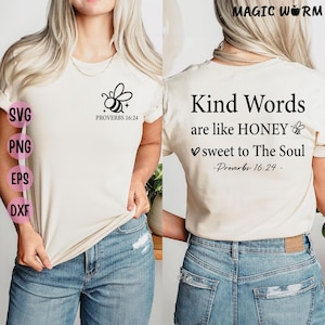 Könnte beinhalten: Cremefarbenes T-Shirt mit einer schwarzen Bienen-Grafik und dem Text "PROVERBS 16:24" auf der Vorderseite. Auf der Rückseite des Shirts steht der Text "Kind Words are like HONEY sweet to The Soul - Proverbs 16:24 -" in Schwarz. Das Shirt wird mit einer blauen Jeans kombiniert.