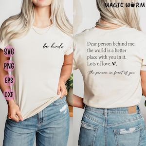 Puede incluir: Camiseta color crema con las palabras "be kind" en cursiva en la parte delantera. La parte trasera de la camiseta tiene un mensaje que dice: "Querida persona detrás de mí, el mundo es un lugar mejor contigo. Mucho amor, -la persona delante de ti."