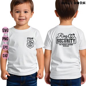 Puede incluir: Camiseta blanca con texto y gráficos negros. La parte delantera presenta un diseño de insignia con el nombre "ETHAN", las palabras "RING" y "SECURITY", y dos anillos entrelazados. La parte trasera dice "Ring SECURITY" y "THE PARKER'S WEDDING 09.09.2025".