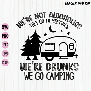 Puede incluir: Diseño gráfico en blanco y negro con una caravana, árboles y estrellas. El texto dice "We're not alcoholics they go to meetings. We're drunks we go camping."