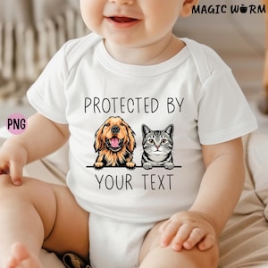 Puede incluir: Body de bebé blanco con el texto "PROTECTED BY YOUR TEXT". El diseño incluye un golden retriever y un gato atigrado gris. El texto "MAGIC WORM" está en la esquina superior derecha.