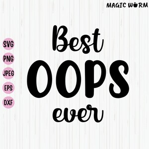 Puede incluir: Texto gráfico en blanco y negro que dice "Best Oops Ever" en una fuente estilizada.