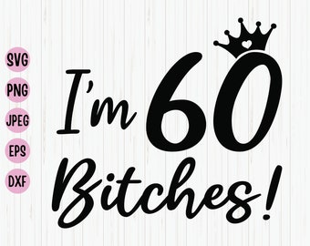 以下が含まれることがあります： 「I'm 60 Bitches!」のテキストと60の数字の上に王冠が描かれた黒いグラフィックデザイン。 SVG、PNG、JPEG、EPS、DXFのファイルタイプアイコンが含まれています。 背景は明るい木目です。