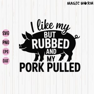 Könnte beinhalten: Schwarze Grafik eines Schweins mit dem Text "I like my BUT RUBBED AND MY PORK PULLED" auf einem weißen Holzmaserungshintergrund. Das Bild enthält auch den Text "SVG, PNG, EPS, DXF" und "MAGIC WORM".
