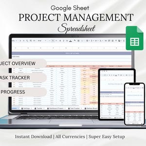 Könnte beinhalten: Ein Laptop, ein Tablet und ein Smartphone zeigen eine Google Sheet Projektmanagement-Tabelle. Der Laptop-Bildschirm zeigt einen detaillierten Aufgaben-Tracker, Projektübersicht und Fortschrittsabschnitte. Der Text lautet "Instant Download | All Currencies | Super Easy Setup."