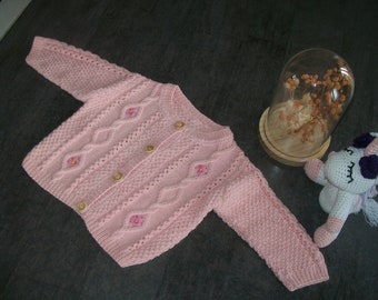 gilet fille tricoté main, layette 3 mois, cardigan rose poudré 100% coton