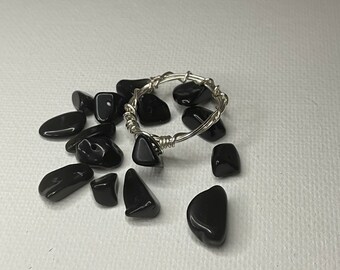 Anillo envuelto en alambre de obsidiana negra