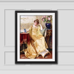 Könnte beinhalten: Eine Frau in einem gelben Kleid sitzt auf einem Stuhl und schaut auf ein Telefon. Sie bläst eine Blase mit rosa Kaugummi. Der Raum ist im viktorianischen Stil eingerichtet mit einem Blumenarrangement in einer blauen Vase.