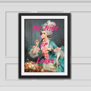 Könnte beinhalten: Ein gerahmter Kunstdruck mit einem Porträt einer Person in Kleidung des 18. Jahrhunderts, die ein türkisfarbenes Kleid mit rosa Akzenten trägt und eine rosa Kaugummiblase bläst. Der Text "Be Nice or Leave" ist in leuchtendem Pink überlagert.