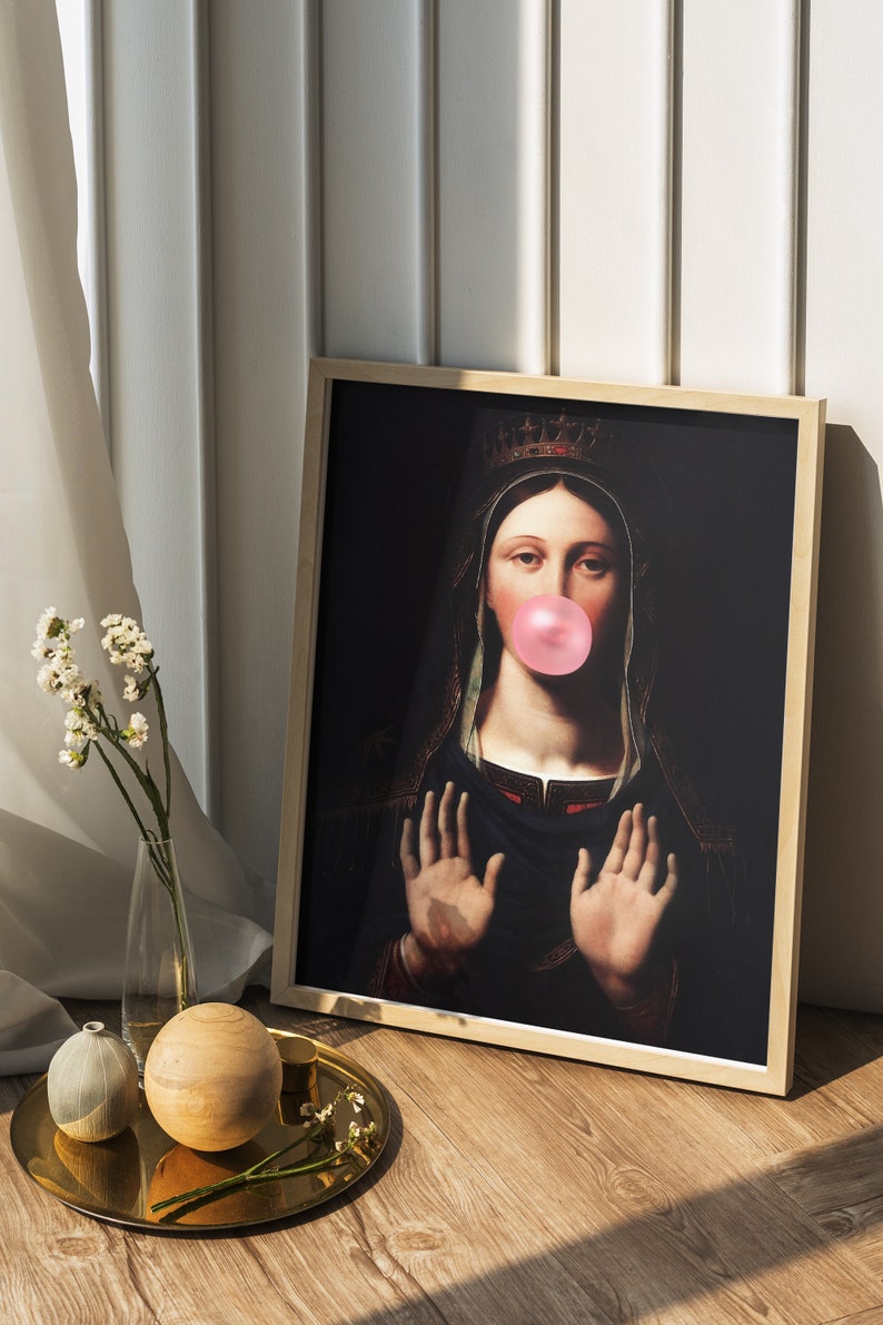 Pu&ograve; includere: Una stampa incorniciata di un dipinto che ritrae una donna con una corona e una veste scura, con una gomma da masticare rosa in bocca. Lo sfondo &egrave; scuro.