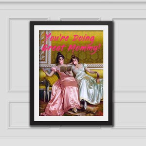 Könnte beinhalten: Gerahmter Kunstdruck mit einem Vintage-Gemälde von zwei Frauen in eleganten Kleidern, die Kaugummiblasen blasen. Der Text "You're Doing Great Mommy!" ist in Rosa geschrieben. Die Frauen sitzen auf einem gelben Sofa.