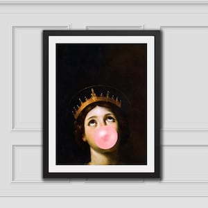 Pode incluir: Uma pintura de uma mulher usando uma coroa dourada e soprando uma bolha rosa. A mulher está olhando para cima e seus olhos estão fechados. O fundo é escuro.