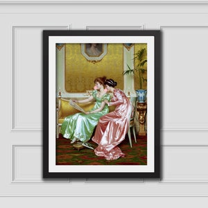 Könnte beinhalten: Zwei Frauen in eleganten Kleidern sitzen auf einem Sofa in einem reich verzierten Raum. Eine Frau trägt ein grünes Satinkleid und die andere ein rosa Satinkleid. Beide schauen auf ein Buch.
