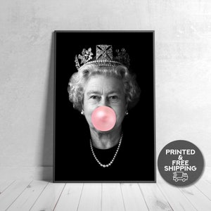 Op de afbeelding: Zwart-witfoto van een vrouw die een kroon draagt en een roze bel blaast. De vrouw kijkt recht in de camera.