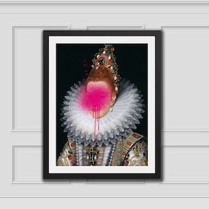 Puede incluir: Un retrato de una mujer con un collar de encaje blanco y una corona adornada con joyas. Su rostro está oscurecido por pintura en aerosol rosa con gotas que le caen por el cuello.