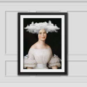 Könnte beinhalten: Ein Vintage-Porträt einer Frau mit einer weißen Wolke über ihrem Kopf. Die Frau trägt ein weißes Kleid mit tiefem Ausschnitt und ihre Haare sind nach hinten gebunden.
