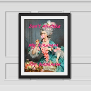 Op de afbeelding: Een vintage portret van een vrouw in een blauwe en roze jurk die een bel blaast met de tekst "Verwar mijn vriendelijkheid niet met zwakte" eroverheen.