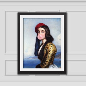 Könnte beinhalten: Ein Gemälde einer Frau, die einen roten Barett und eine Jacke mit gold-schwarzem Muster trägt. Sie bläst eine große rosa Blase. Der Hintergrund ist ein blauer Himmel und Wasser.