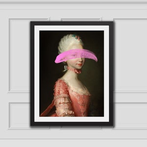 Puede incluir: Un retrato vintage de una mujer con un vestido rosa y una pincelada rosa que le cubre los ojos. El retrato está enmarcado en negro.