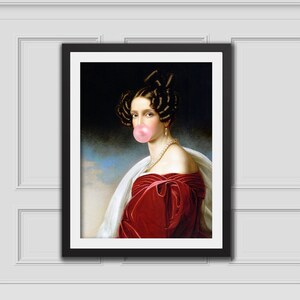 Puede incluir: Un retrato de una mujer con un vestido de terciopelo rojo y un gran chicle rosa en la boca. La mujer tiene el pelo oscuro recogido en un moño y lleva un collar de perlas.