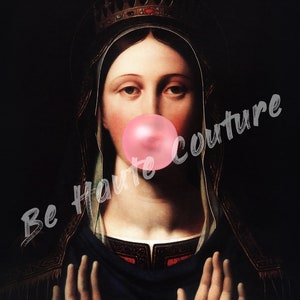 Pu&ograve; includere: Un dipinto di una donna con una corona che indossa una veste blu e soffia una bolla rosa. Il testo "Be Haute Couture" &egrave; scritto in bianco nella parte inferiore dell'immagine.