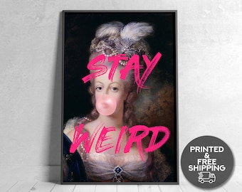 Puede incluir: Un retrato vintage de una mujer con un chicle rosa en la boca. Las palabras "STAY WEIRD" están escritas en rosa sobre la imagen.