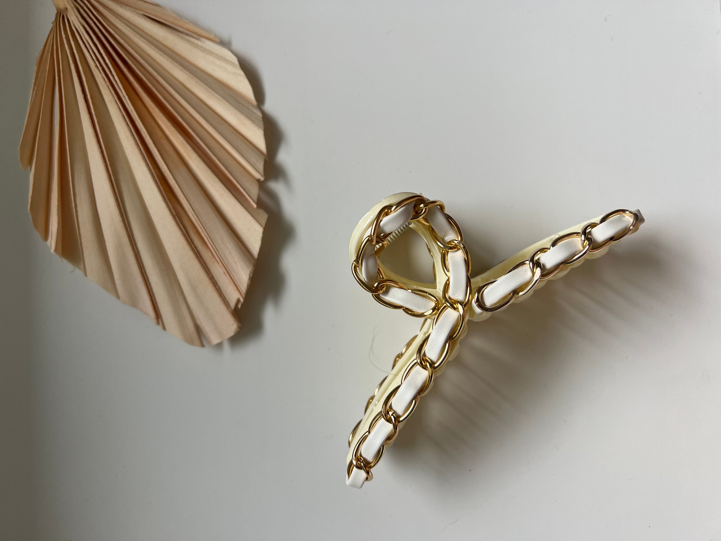 Gold Chain and White Vegan Leather Hair Claw Clip – Elegant  display picture 1
