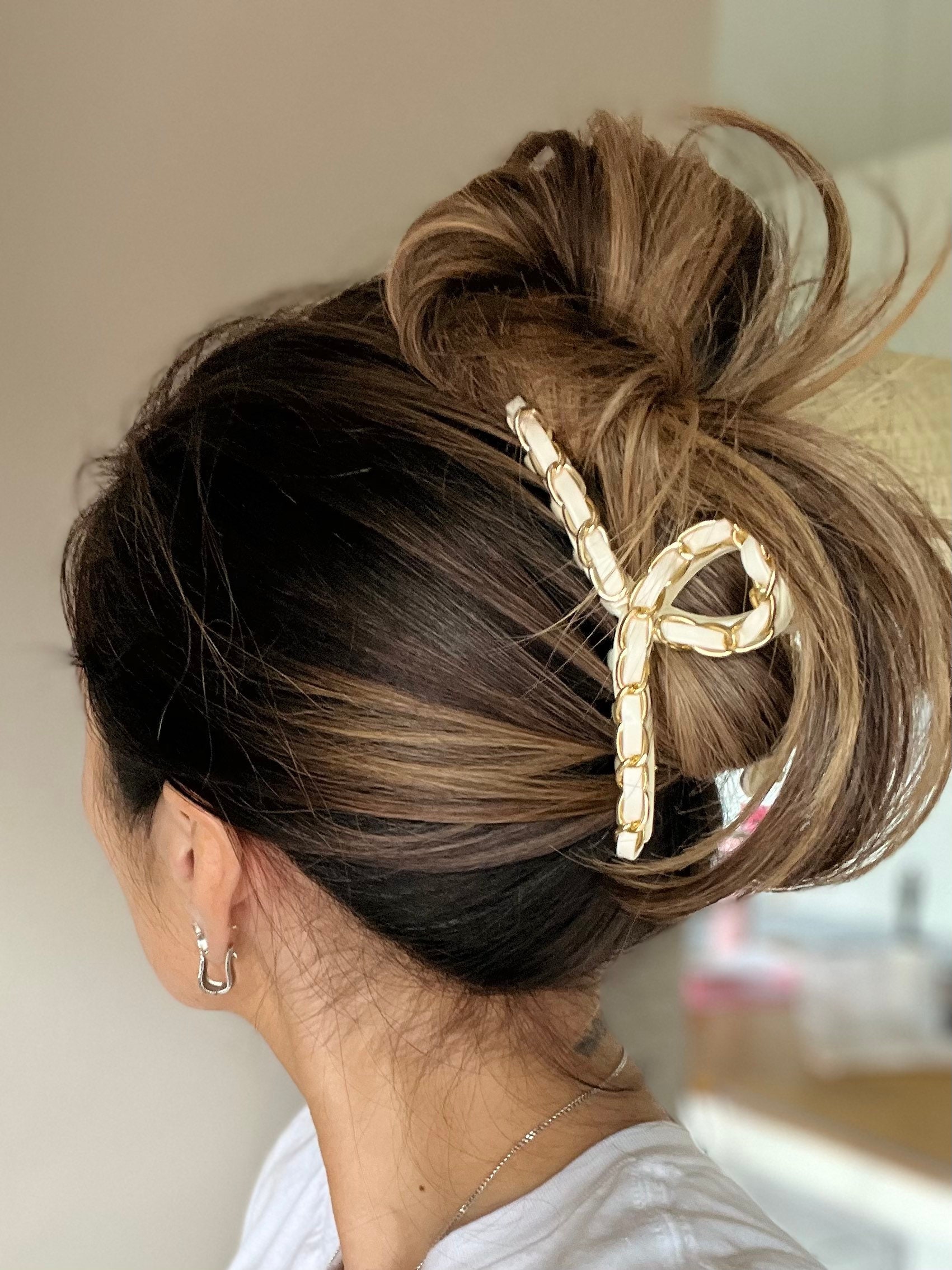 Gold Chain and White Vegan Leather Hair Claw Clip – Elegant  display picture 1