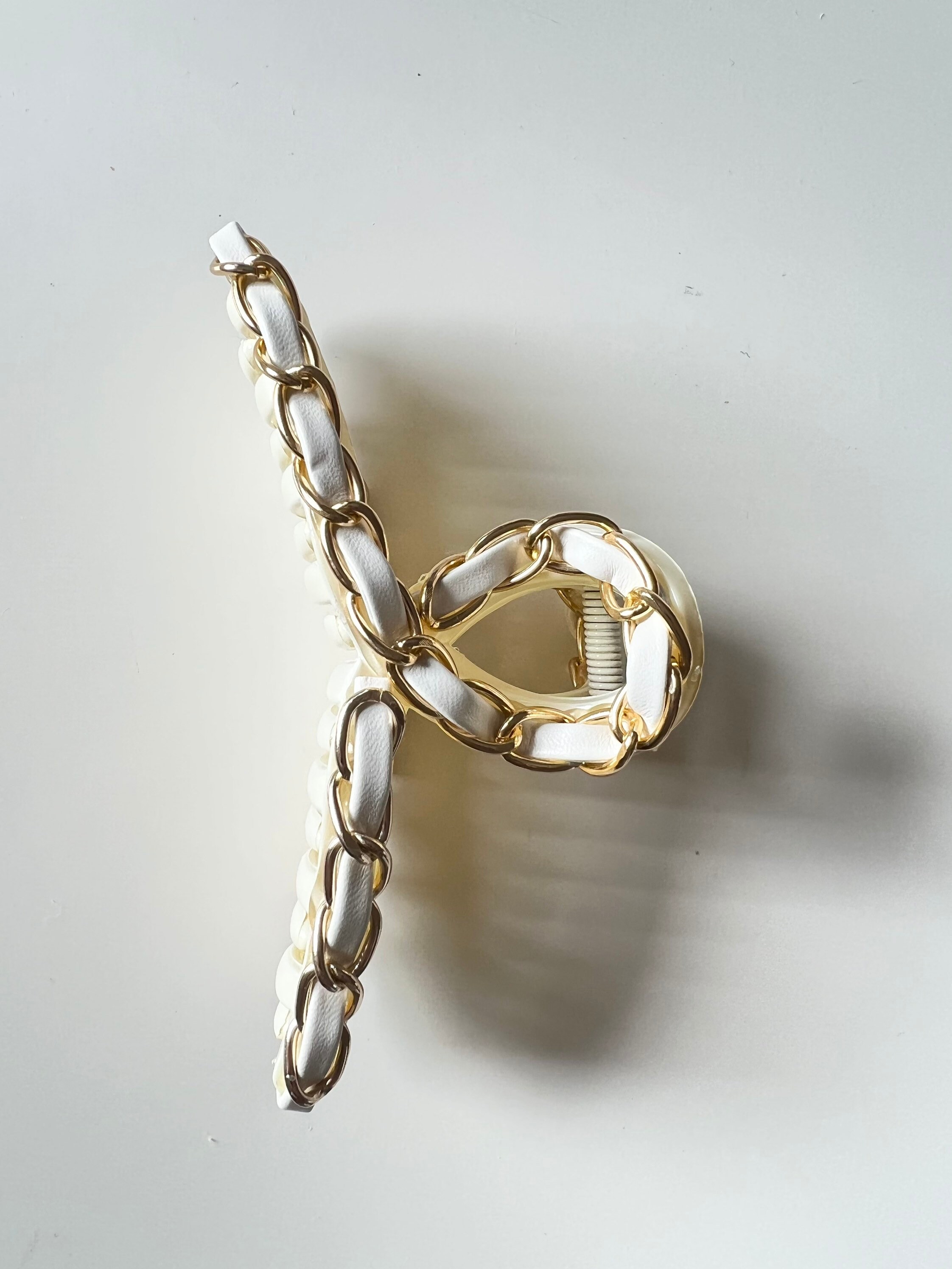 Gold Chain and White Vegan Leather Hair Claw Clip – Elegant  display picture 2