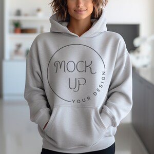 Puede incluir: Una sudadera con capucha gris con un gráfico circular que dice "Your Design Mock Up".