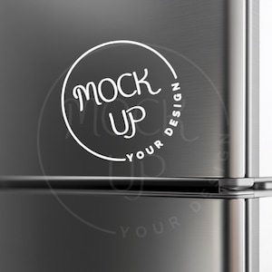 Puede incluir: Un refrigerador de acero inoxidable con una pegatina circular blanca que dice "Mock Up Your Design".