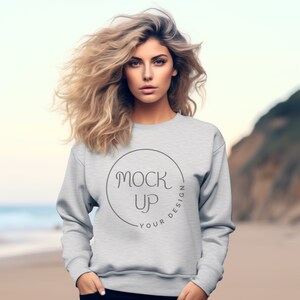 Puede incluir: Una sudadera gris con un gráfico circular que dice "Mock Up Your Design".
