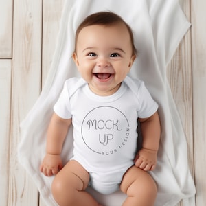 Mockup di tutina bianca per neonato Mockup di tutina bianca a maniche corte Mockup di tuta bianca Mockup di tutina bianca per neonato Mockup di tutina bianca su pelli di coniglio 4400