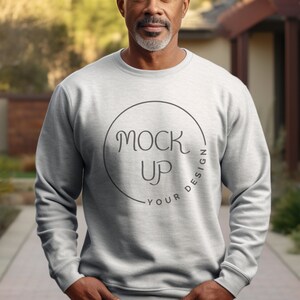 Puede incluir: Una sudadera gris con un círculo negro y el texto "MOCK UP YOUR DESIGN" dentro del círculo.