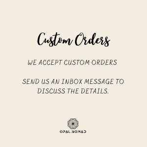 Peut inclure: Texte graphique sur un fond beige qui lit "Custom Orders" et "WE ACCEPT CUSTOM ORDERS" et "SEND US AN INBOX MESSAGE TO DISCUSS THE DETAILS."  En dessous du texte se trouve un motif g&eacute;om&eacute;trique noir et blanc avec le texte "OPAL NOMAD".