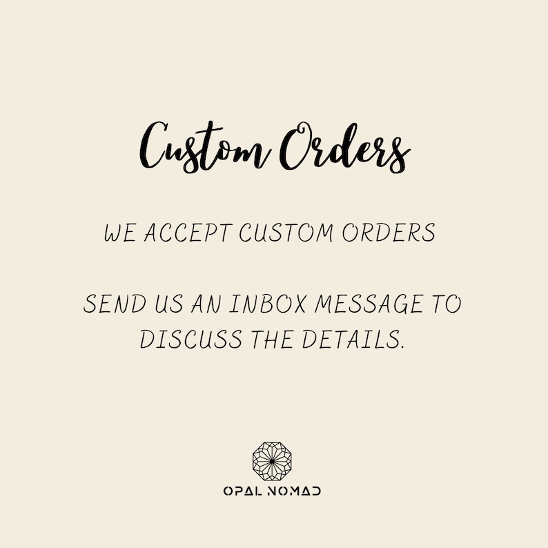 Peut inclure: Texte graphique sur un fond beige qui lit "Custom Orders" et "WE ACCEPT CUSTOM ORDERS" et "SEND US AN INBOX MESSAGE TO DISCUSS THE DETAILS."  En dessous du texte se trouve un motif g&eacute;om&eacute;trique noir et blanc avec le texte "OPAL NOMAD".