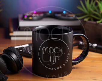Gamer Schwarz Kaffee Tasse Mockup: Schreibtisch Szene (Digitaler Download)