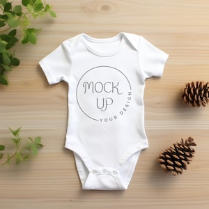 Mockup di tutina per neonato Mockup di tutina a maniche corte Mockup di body bianco Mockup di tutina bianca per neonato Mockup di tutina piatta Mock up di pelli di coniglio 4424