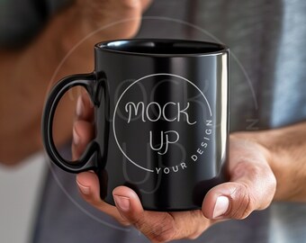 Maqueta de taza de cerámica negra: Hombre sosteniendo una taza (Descarga digital)