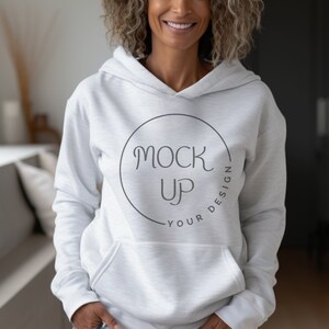 Puede incluir: Sudadera con capucha blanca con un círculo negro y el texto "MOCK UP YOUR DESIGN" en una fuente manuscrita.
