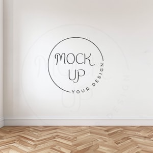 Peut inclure: Un mur blanc avec un sol en bois. Un cercle avec le texte "Mock Up Your Design" est sur le mur.