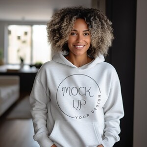 Puede incluir: Una sudadera blanca con un círculo negro en la parte delantera que dice "Mock Up Your Design".