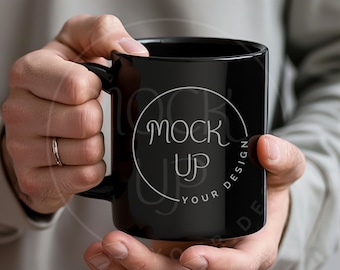 Maqueta de taza de café negra: Hombre sosteniendo una taza de cerámica (Descarga digital)
