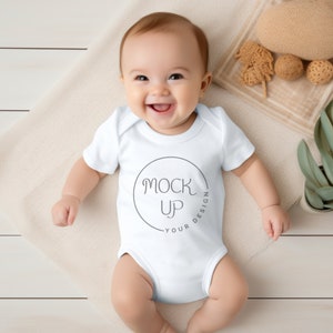 Pelli di coniglio 4400 Mockup Tutina bianca per neonato Mockup Tutina bianca a maniche corte Mockup Tutina bianca Mockup Tutina infantile bianca Mockup Tutina