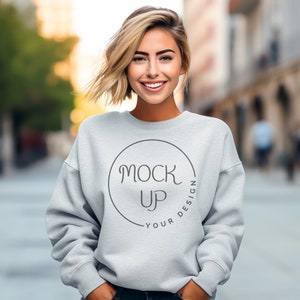 Puede incluir: Una sudadera gris con un gráfico circular que dice "Mock Up Your Design".