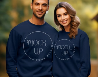 Mockup de moletom Gildan 18000 azul marinho para casal (download digital)