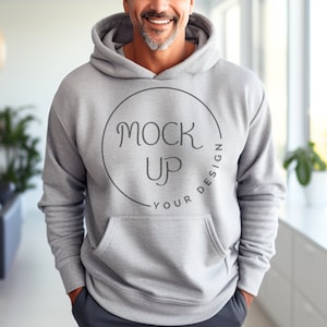 Puede incluir: Una sudadera con capucha gris con un gráfico circular que dice "YOUR DESIGN MOCK UP".